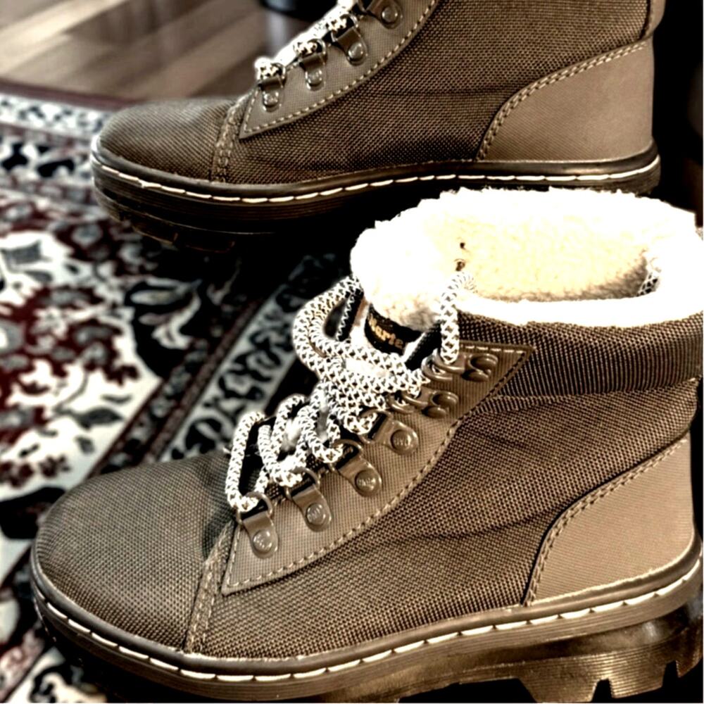 Wmn's Size 5 DR. MARTENS Combs FL Gunmetal Gray Faux Fur Lined Lace Up Boots EUC